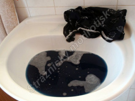  Voda po máchání má ještě světle modrý odstín, ale ten při vícerém praní zmizí.